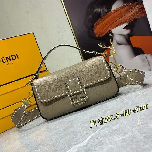 Los empleados de fendi, los bolsos de la Sra. Fendi y los bolsos de fendi, están hechos de cuero de 
