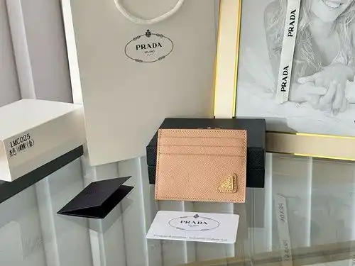 La titular de la tarjeta prada, la Sra. prada, bolso prada, utiliza cuero de vaca original importado