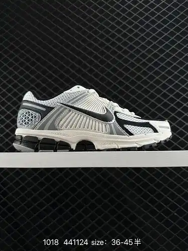 Las zapatillas transpirables de malla estilo retro 1d20g Nike zoom Vomero 5X SP están hechas con un 