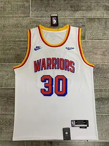 Temporada 242 Warriors 3 Curry versión retro blanca