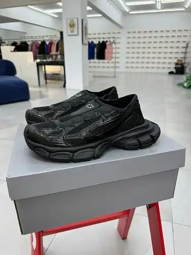 La versión VG de balenciaga 3xl sin correa, con patadas negras