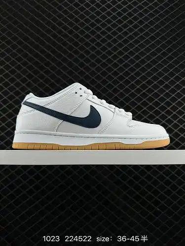 1d1d0g Nike SB Dunk etiqueta naranja baja caucho crudo blanco y azul todo el cuerpo del zapato está 