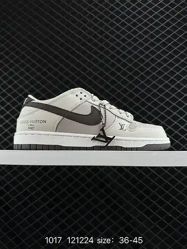 El relleno grueso de la lengua de los zapatos de la clásica colección de zapatillas deportivas de oc