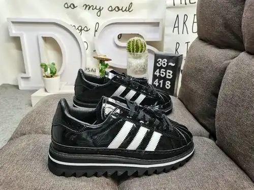 El logotipo original de la clase corporativa 41d8d, con el nuevo diseño del cuerpo del zapato de la 