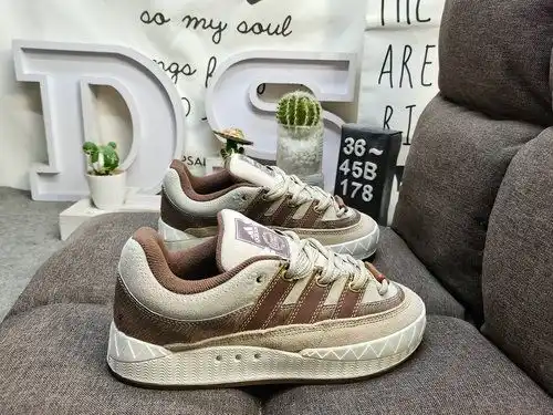 1d78d Adidas adimatic jq2c61d1d Bread shoes Adidas Shark Bread shoes se unen al legendario skater de