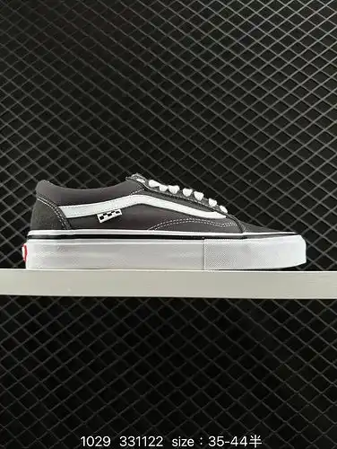 El clásico monopatín 1d1d0g VANS es el viejo skool, el clásico blanco grisáceo, el patrón de tablero