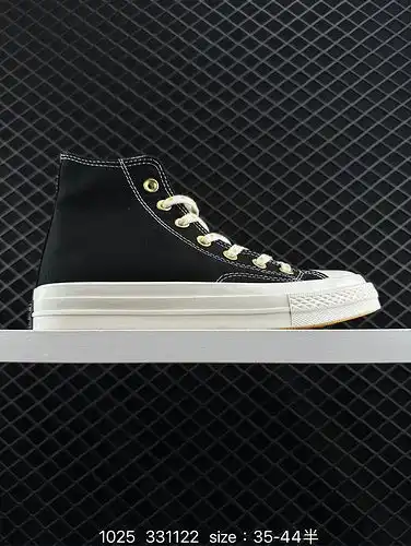 El lona de Alta Parte del 1d1d0g Converse 1d9e70gs, con cordones negros en forma de estrella y eleme