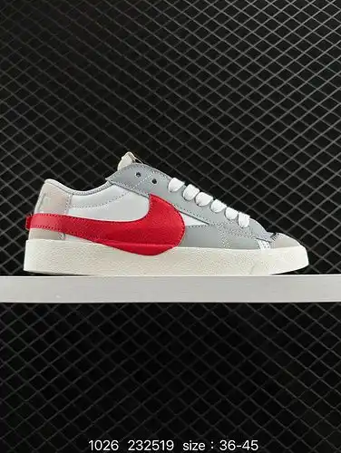 El 9e5x Nike utiliza un material superior de cuero de vaca con patrón de litchi duro, combinado con 