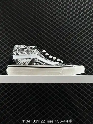 El diseño del graffiti en blanco y negro de 1d1d0g vans sk8mid SNS rinde homenaje al tema de la play