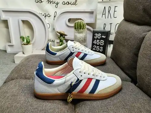 El clásico original del 2c5x3d Adidas Samba og sportyamprich ih8338 se empalmó a partir de un cuero 