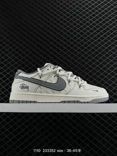 La zapatilla 2c60g nike dunk Low retro deconstruye la zapatilla retro con tirantes y cordones como u