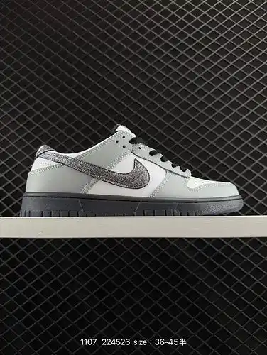 El cuero gris y plateado de la serie 1d30g Nike SB Dunk se empalma para fijar el color del cuero. el