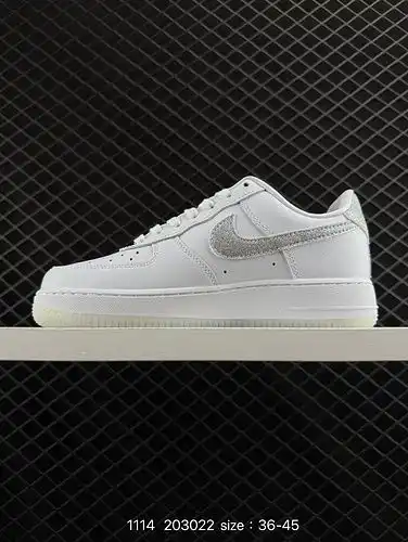 Las zapatillas deportivas casuales multifuncionales de banda baja 1yupo Nike Air Force 1yu, con un r