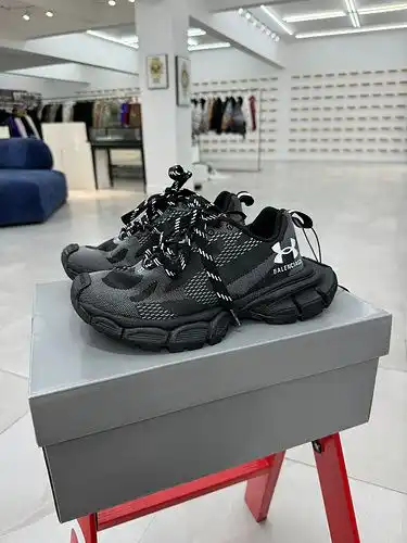 La versión xa de la UA se une a 3xl Under Armour X balenciaga 3xl daddy
