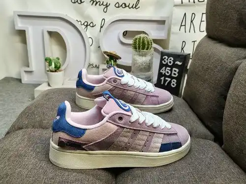 Se crean elementos de la cultura Hip - hop de tokio, creando la colección clásica de zapatillas depo