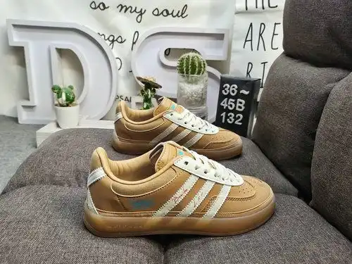 El zapato de entrenamiento interior 1yu32dadias Bad Bunny x Adidas Gazelle jrpoo1yu82 utiliza una co