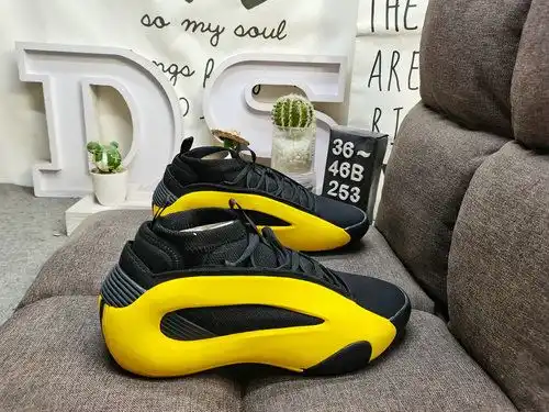 El nuevo esquema de color Adidas Harden Volume 8 ig6589, de clase corporativa 253d, cuenta con un di