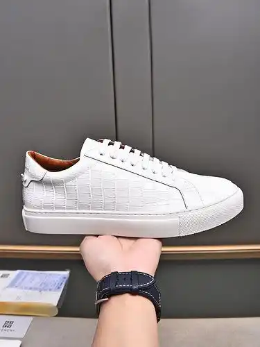 El Código de modelo masculino Givenchy 1yu2poo6b4poo mide 384445 46 se puede personalizar