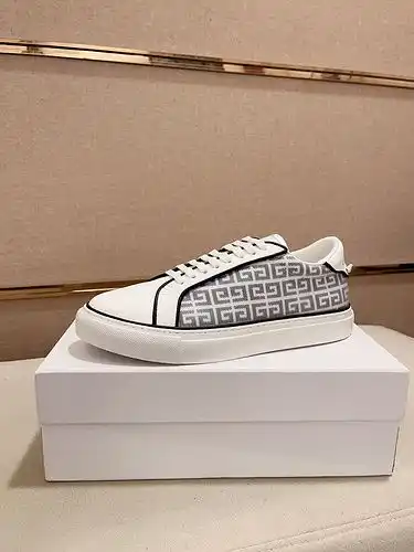 Código de modelo masculino Givenchy 1yu222b4po talla 3844