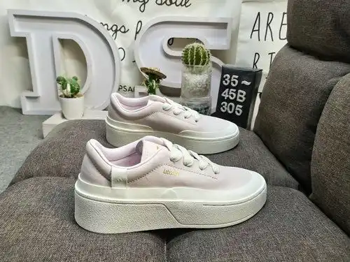 El diseño simple y elegante de Adidas labcourt, de clase corporativa 3poo5d, ofrece un estilo casual
