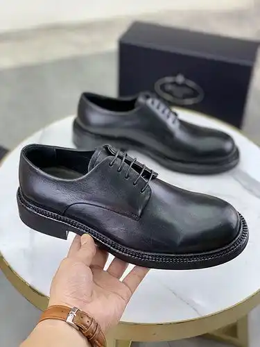 El Código de modelo masculino de la suela exterior de cuero Prada 1yu21yu4fpopoo tamaño 39443845 se 