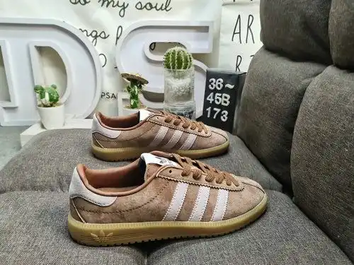 Las zapatillas deportivas retro de la serie de artículos retro End de Adidas Bermudas a nivel de emp