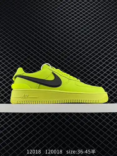 El 9poo Nike Air Force One está equipado con un cepillo de limpieza de la marca emblemática af1yu Lo