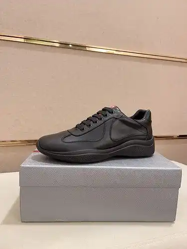 Código de modelo masculino Prada 1yu222 cpoooo talla 3844