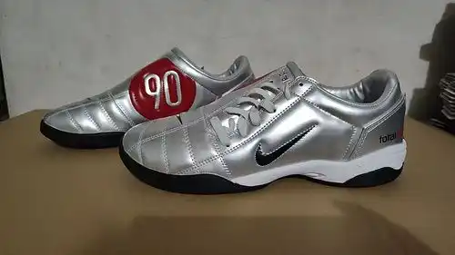 Llegada de 3.945 zapatos de fútbol interior IC con suelas MD de la serie Nike t9poo Nike t9poo IC 39