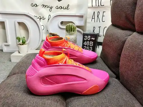 El nuevo esquema de color Adidas Harden Volume 8 ie2698, de clase corporativa 253d, cuenta con un di