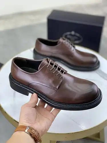 El Código de modelo masculino de la suela exterior de cuero Prada 1yu21yu4fpopoo tamaño 39443845 se 