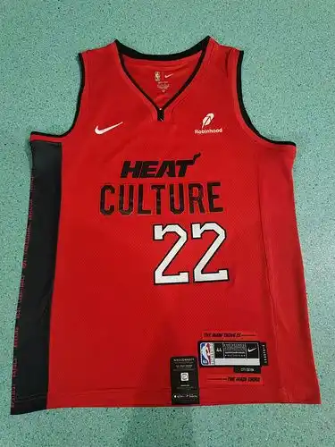 No. 22 Jimmy Butler City Edition Rojo en la temporada 2425