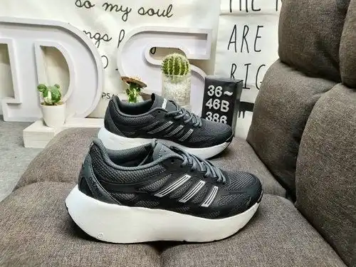 386DAdidas Adidas Adizero Aruku JQ9476 es un nuevo zapato de carrera con un diseño de vanguardia ins