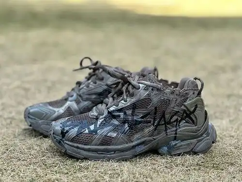 Balenciaga Runner Zapatos deportivos y de ocio de corte bajo con encaje de malla Graffiti en Balenci