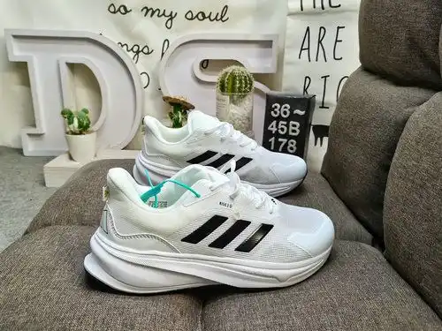 El AD Supernova Rise, un nuevo zapato de carrera ligero casual de Adidas, cuenta con una suela Dream