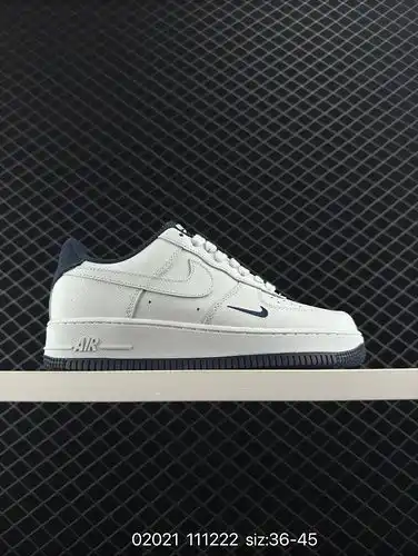 El Nike Air Force 1 Low es un versátil zapato de tabla deportiva casual con un rendimiento de amorti