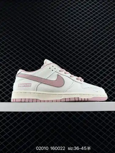 El zapato Supreme x Nike Dunk SB Low Nike SB de corte bajo co marca blanco y negro presenta el blanc