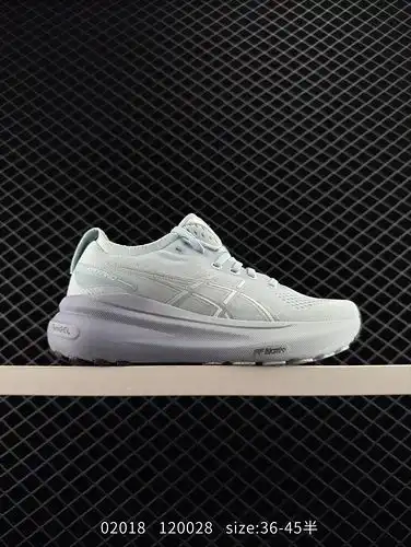 ASICSASICS superior de malla transpirable con un poco de material de cuero sintético utilizando el n