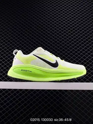 El Nike Vomero 18, de clase corporativa, es una cómoda zapatilla de correr antideslizante y de baja 