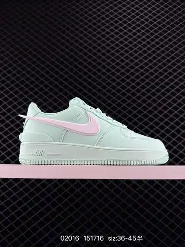 El emblemático swoosh de la verdadera etiqueta ambush x NK Air Force 107 Low SP Air Force One se ext