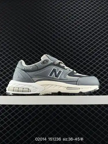 Los zapatos de carrera deportivos retro de la serie New Balance NB2000 de New Balance están hechos d