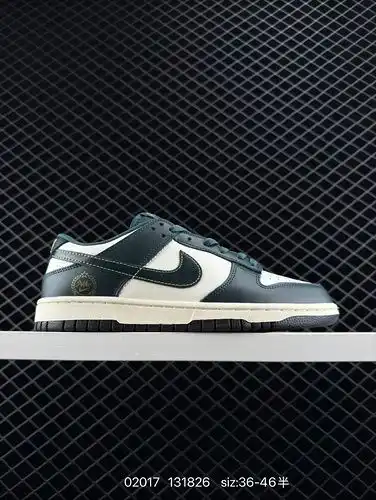 La serie de zapatos de tabla baja Nike SB Zoom Dunk es un zapato de tabla deportiva casual clásico y