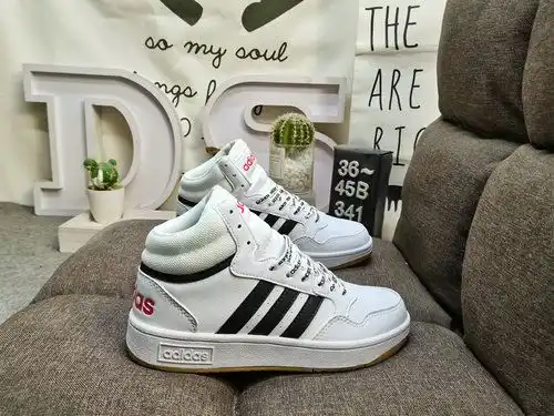 La zapatilla casual de tenis multifuncional 341d Adidas Hoops 30 está inspirada en la rica historia 