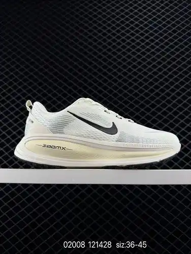 El Nike Vomero 18, de clase corporativa, es una cómoda zapatilla de correr antideslizante y de baja 