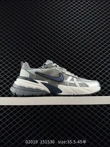 El modelo de zapatillas de correr retro NK v2k runtekk con amortiguación, antideslizante y banda baj