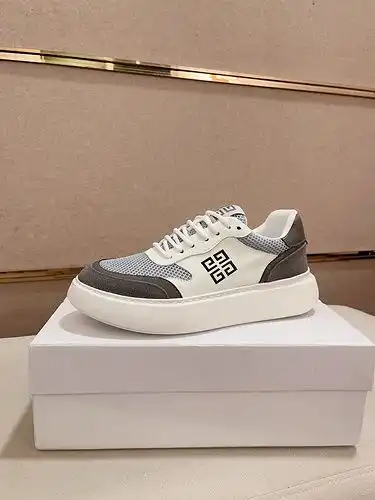 La versión masculina de Givenchy es 0217b y 3844.
