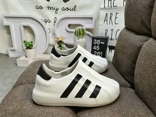 Los zapatos de pato Adifom Superstar están hechos de 50 materiales naturales y renovables que se car