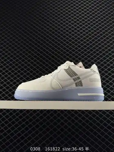 La cama de zapatos Nike Air Force 1 React QS Bone White Ice Blue incorpora la tecnología Nike React 