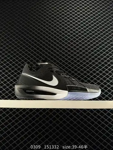 La parte superior de los zapatos de baloncesto Nike NK GT Cut 3 EP está hecha de tela ligera y ante 