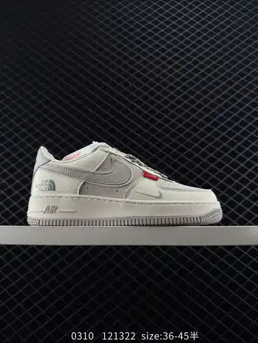 El Nike Air Force 1 Low es una zapatilla casual versátil de baja parte con un rendimiento amortiguad